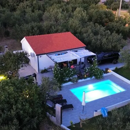 Family Friendly House With A Swimming Pool - 25825 Makarska