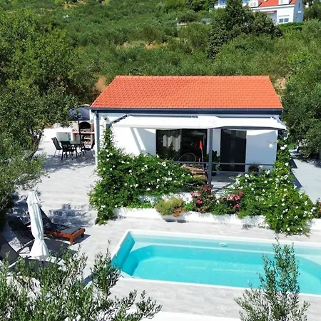 Family Friendly House With A Swimming Pool - 25825