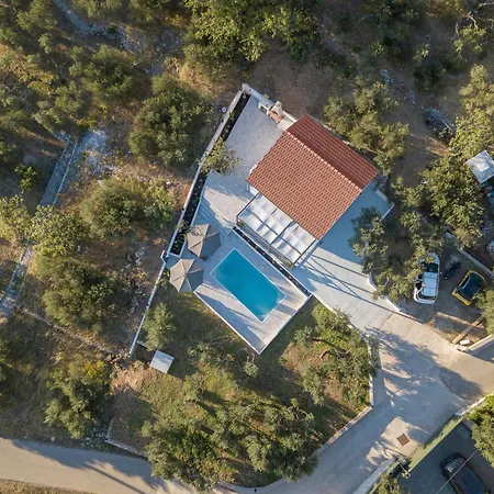 Дом отдыха Family Friendly House With A Swimming Pool - 25825