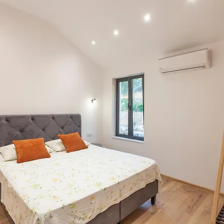 Family Friendly House With A Swimming Pool - 25825 Makarska